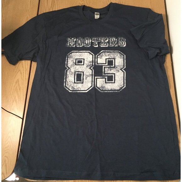 New Mens Hooters Bundle Of 2 Vintage Short Sleeve T-shirts from St Pete Size XL - Picture 5 of 6